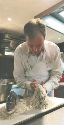  ??  ?? Le chef Jacques Decoret à l’oeuvre dans sa cuisine, à Vichy