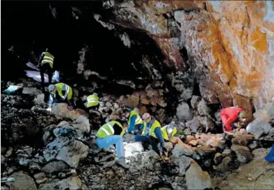  ?? ?? La expedición arqueológi­ca en la sima donde se encontró al astur de hace 2.000 años.