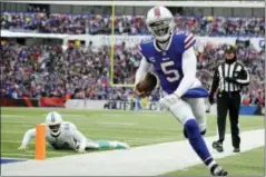  ?? ADRIAN KRAUS — THE ASSOCIATED PRESS ?? Buffalo Bills quarterbac­k Tyrod Taylor (5) runs out of bounds after scoring a touchdown as Miami Dolphins’ Stephone Anthony (44) watches during the first half of an NFL football game Sunday in Orchard Park, N.Y.