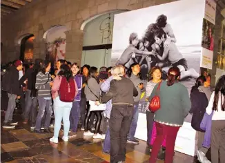  ?? / Fotos: Javier Pérez y Bibiana Díaz ?? Largas filas para la función en el Teatro de la Ciudad.