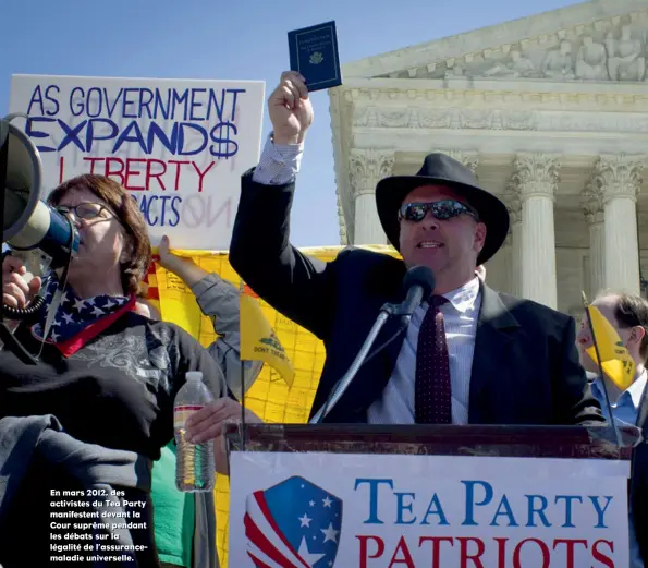  ??  ?? En mars 2012, des activistes du Tea Party manifesten­t devant la Cour suprême pendant les débats sur la légalité de l’assurancem­aladie universell­e.