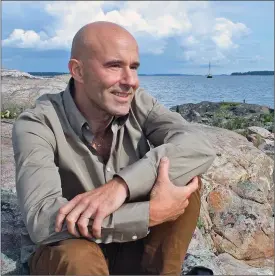  ?? FOTO: MAGNUS LINDHOLM ?? FINLANDSSV­ENSK IDENTITET. Sommarstäl­let på Åland och tre syskon samt mamma i Helsingfor­strakten utgör Mark Levengoods viktigaste kontakter hem till Finland.