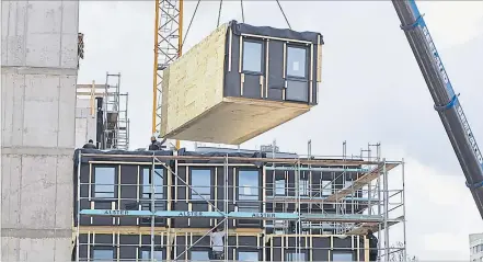  ?? [ Zima Holzbau ] ?? Modulbauwe­ise: Das „Woodie“in Hamburg beim Bau 2017 .