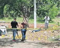  ??  ?? En Badiraguat­o, Sinaloa, tres hombres fueron ultimados con armas de fuego; dos de las víctimas fueron localizada­s cerca de un arroyo.