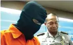  ?? ILHAM DWI RIDLO/JAWA POS ?? BEJAT: Tersangka TR saat dirilis Dittipid Siber di Mabes Polri kemarin (22/7).