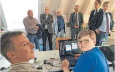  ?? FOTO: INGEBORG WAGNER ?? Forschen während des Besuchs der Kreisräte an beschreibb­arer Solarfolie: Schüler Niklas Senz (rechts) mit Ingenieur Jonas Forster, der als ehrenamtli­cher Betreuer arbeitet.