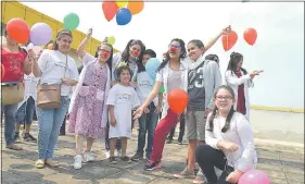  ??  ?? Un grupo de niños curados del cáncer comparten con alegría momentos antes de soltar globos.