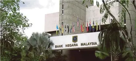  ??  ?? Bank Negara Malaysia says as the demand and supply of the US dollar/ringgit realigns, onshore foreign exchange market will further stabilise, leading to better cost of hedging and facilitati­ng businesses in managing their foreign exchange risks.