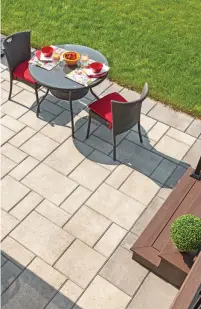  ??  ?? Avec le pavé uni, on s’assure de ne pas passer son temps à entretenir la terrasse, ce qui laisse plus de temps pour se détendre. Il s’agit également d’une solution durable qui rehausse la valeur d’une maison.