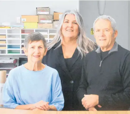  ?? Photo / Jesse Wood ?? Departing Rosetown Print owners Trudi (left) and David Morris with long-time employee Jayne Fortis.