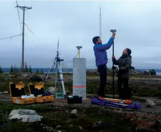  ?? • IMAGE : JASMIN RAYMOND ?? Nicolò Giordano et Ines Kanzari, une étudiante, installent un système de localisati­on par satellite.