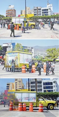  ??  ?? Presuntos normalista­s retuvieron un camión de agua, le pintaron consignas e intentaron prenderle fuego frente al Palacio de Gobierno.