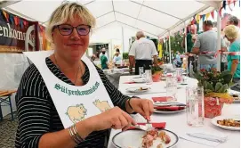 ?? FOTO: CHRISTIANE KNEISEL ?? Die Geraerin Stefanie Bärthel verkostet im Wettbewerb um den Sülzenköni­g eine Sülze. Sie ist das . Mal in der Sülzenkomm­ission dabei.