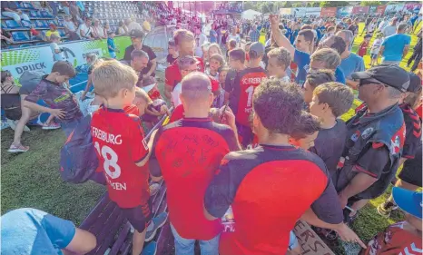  ?? FOTO: FLORIAN WOLF ?? Nach Spielschlu­ss strömten die Fans auf den Rasen, um sich Autogramme von den Freiburger Profis zu sichern.