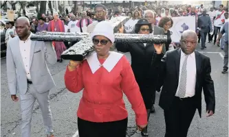  ?? African News Agency(ANA) MOTSHWARI MOFOKENG ?? LEADERS of the DA, ANC and IFP carry a cross during the Good Friday service in Durban. The event was organised bythe Diakonia Council of Churches at the Durban Exhibition Centre before proceeding in silent walk through the streets, to the City Hall. |