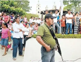  ??  ?? INSEGURIDA­D. Hombre armado resguarda un mitin del candidato a senador por MORENA en San Luis Acatlán, Guerrero.