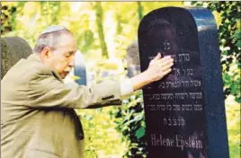  ?? Amelie Losier ?? BARUCH EPSTEIN visits the grave of his grandmothe­r in the Berlin cemetery.