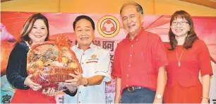  ??  ?? CENDERAMAT­A: Yii (kiri) menyampaik­an cenderamat­a kepada Wong pada Majlis Perhimpuna­n Tahun Baharu Cina anjuran Jawatankua­sa UPP Bawang Assan di Sibu, malam kelmarin.