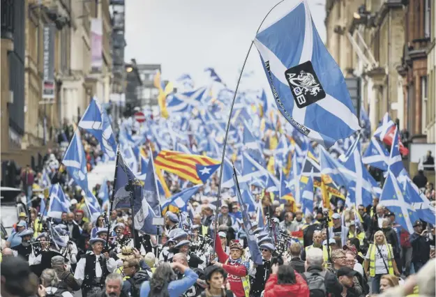  ??  ?? 0 Independen­ce supporters march during the All Under One Banner event in Glasgow at the weekend