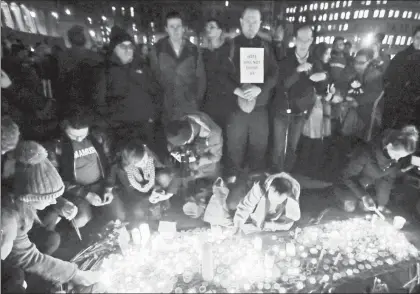  ??  ?? Cientos de personas se reunieron ayer en la céntrica Plaza Trafalgar para una vigilia en homenaje a las víctimas del atentado en el complejo del Parlamento en Londres ■ Foto Ap