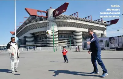  ??  ?? SUEÑO. Aficionado­s juegan afuera del estadio del Milan.