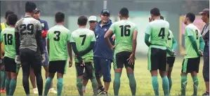  ?? CHANDRA SATWIKA/JAWA POS ?? TEMPA DIRI: Pelatih Persebaya Iwan Setiawan memberikan instruksi kepada pemain sebelum latihan decision position di Stadion Brawijaya, Surabaya, kemarin.