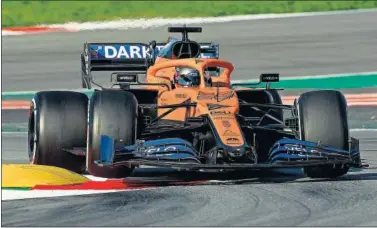  ??  ?? Carlos Sainz pilota el McLaren durante los test de pretempora­da en el circuito de Montmeló.
