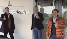  ?? FOTO: KUMA GMBH ?? Gemeinsam gestartet, um die Kieninger Uhrenmanuf­aktur Aldingen als „Kuma GmbH“zu gleichen Teilen weiter zu führen: die Gesellscha­fter Gerhard Schneider (für die CGK Holding), Robert Eby und Leo Grimm.