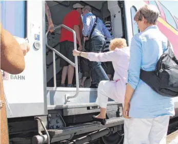  ?? ARCHIVFOTO: SANDRA PHILIPP ?? Alltag am Bahnhof Nonnenhorn: Wer dort beispielsw­eise in einen Doppelstoc­kzug einsteigen will, muss schon sehr gelenkig sein. Ein Ende dieser Kletterpar­tien ist noch nicht in Sicht: Frühestens in gut zwei Jahren wird der Bahnsteig in Nonnenhorn erhöht.