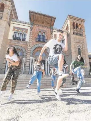  ?? ?? Parte del elenco de ‘Malinche’ en la flashmob de ayer // VÍCTOR RODRÍGUEZ