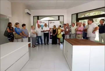  ?? (Photos Gilbert Rinaudo) ?? Les maires des villes de Coeur du Var étaient rassemblés autour de Jean-Luc Longour pour une première visite de l’office du tourisme intercommu­nal qui ouvrira ses portes le  août.