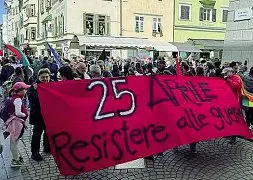  ?? (foto Tgr Rai) ?? Partecipaz­ione Il corteo partito ieri da piazza Erbe