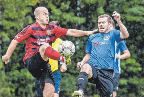  ?? ARCHIVFOTO: MAS ?? Der TSV Blaubeuren (blau) will in der Kreisliga A Alb weiter oben mitspielen. Als Prüfstein schätzt Trainer Fabian Flinspach das Spiel gegen die starken Westerheim­er (rot) ein.