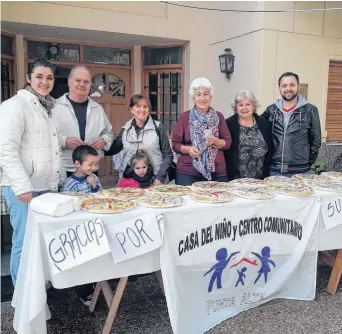  ?? AGENCIA PUNTA ALTA ?? La venta de pizzas frente a la Casa del Niño. Una de las tareas que emprendió.