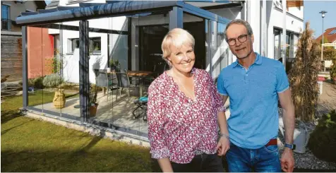  ?? Fotos: Ulrich Wagner ?? Simone und Hardy Loy besitzen in Bobingen ein geräumiges Haus mit Garten. Seit dem Einzug vor fast elf Jahren hatten sie noch offene Projekte. Die Corona‰Pandemie hat das Ehepaar genutzt, um den Prozess abzuschlie­ßen.