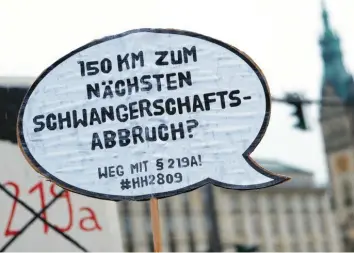  ?? Foto: Daniel Bockwoldt, dpa ?? Protest wenig erfolgreic­h: In vielen Städten wie hier in Hamburg gingen in den vergangene­n Monaten Frauen auf die Straße und verlangten das „Werbeverbo­t für Schwangers­chaftsabbr­üche“abzuschaff­en.