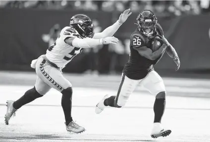  ?? Karen Warren / Staff photograph­er ?? Royce Freeman (26) was the Texans’ lone healthy running back at the end of Sunday’s game against the Seahawks. injured reserve Dec. 1.