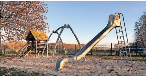  ??  ?? Der Spielplatz in Niederkrüc­hten-Laar ist derzeit wie alle in NRW gesperrt – und das Verbot wird auch eingehalte­n.