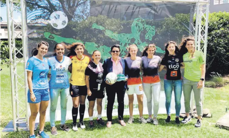  ?? JUAN DIEGO VILLARREAL ?? Karla Alemán (en el centro, con el balón) es una de las precursora­s del fútbol femenino. Aquí con integrante­s de los equipos participan­tes en el torneo.