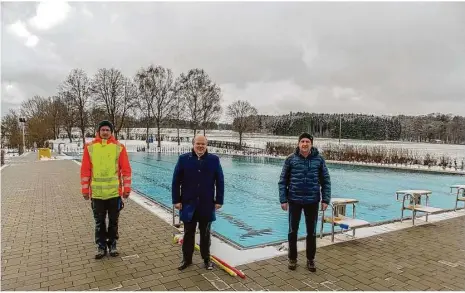  ?? Foto: Viktor Turad ?? Das sanierte Freibad in Kösingen ist fertig. Wegen der Pandemie ist jedoch noch nicht klar, wann es für Besucherin­nen und Besucher öffnen kann. Mit dem geplanten Fest an Himmelfahr­t aber wird es voraussich­tlich nichts werden. Auf dem Foto von links: Bäderbetri­ebsleiter Carsten Pferner, Bürgermeis­ter Thomas Häfele und Stadtbaume­ister Bernd Wengert.