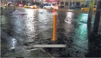  ??  ?? La zona urbana también se ha visto afectada con la inundación de calles.