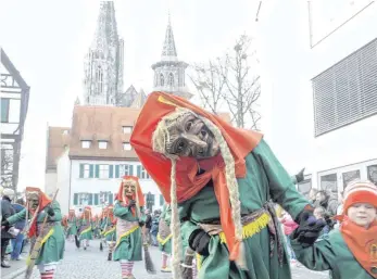  ?? FOTO: ANDREAS BRÜCKEN ?? Fest in der Hand der Hästräger war die Ulmer Innenstadt. 132 Gruppen haben sich zum „ Ulmzug“auf den Weg gemacht.