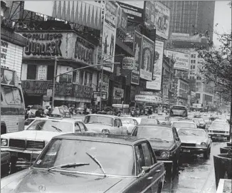  ?? Frederic Lewis
Getty Images ?? NEW YORK’S
Times Square in 1977, the period when the action takes place in “City on Fire.”