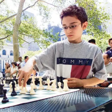  ??  ?? Fabiano Caruana als tienjarig schaaktale­nt in Bryant Park in New York City.