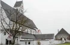  ?? Foto: Willi Baur ?? Die Gemeinde möchte verhindern, dass zahlreiche Garagen das Bild der Ortskerne – im Bild die Holzheimer Pfarrkirch­e – verschande­ln.