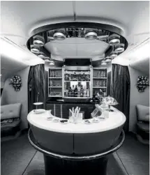  ??  ?? La barra del lounge en business del Airbus A380-800 de Emirates.