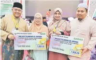  ?? — Gambar Bernama ?? JOHAN: Qari dari Bentong Zul Hasyimi (kiri) bersama isteri Nurlizai Jusoh, 37, (dua kiri) serta Qariah dari Bera Nurhafizah Ahmad Tajuddin, 30, (tiga, kiri) bersama suami Muhammad Johar, 30, bergambar bersama hadiah selepas dinobatkan johan Tilawah...