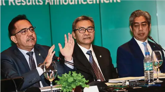  ??  ?? Strong Q2:Wan Zulkiflee (left) speaking at Petronas’ mid-year financial results announceme­nt in Kuala Lumpur. Looking on are Petronas chairman Datuk Ahmad Nizam Salleh (centre) and executive VP and CEO Downstream Datuk Md Arif Mahmood.