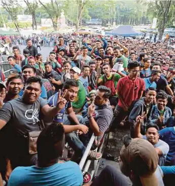  ?? PIC BY SHAHRIZAL MD NOOR ?? Kedah fans arrive early yesterday morning to get tickets for the Malaysia Cup final at the Stadium Darul Aman counters.