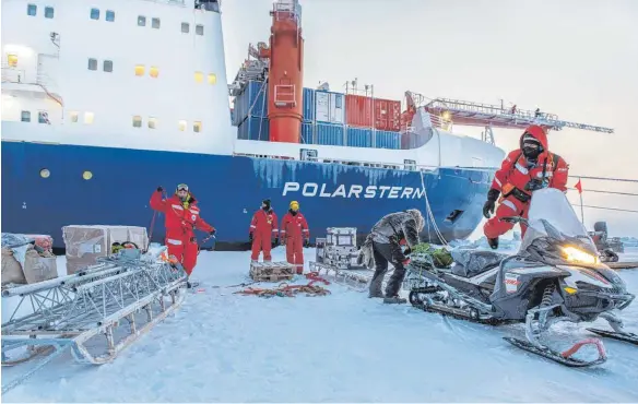  ?? FOTO: ESTHER HORVATH/DPA ?? Wissenscha­ftler beim Ausladen diverser Forschungs­instrument­e vom Forschungs­schiff „Polarstern“. Bei der Arktis-Expedition ließ die Besatzung ihr Schiff ein Jahr lang an einer Scholle festfriere­n. Ziel war es, weitere Fakten für die Klimaerwär­mung liefern zu können.